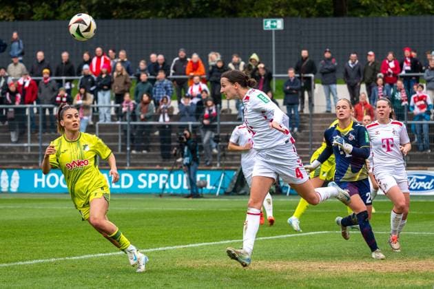 13.10.2024, Fussball: Google Pixel Frauen-Bundesliga, Saison 2024 2025, 06. Spieltag, 1. FC Köln - TSG Hoffenheim im Franz-Kremer-Stadion in Köln. Sara Agrez (1. FC Koeln, 04) hat den Ball er Kopf geklaert. Ereleta Memeti (TSG Hoffenheim, 07) kommt zu spaet. Wichtiger Hinweis: Gemaess den Vorgaben der DFL Deutsche Fussball Liga bzw. des DFB Deutscher Fussball-Bund ist es untersagt, in dem Stadion und oder vom Spiel angefertigte Fotoaufnahmen in Form von Sequenzbildern und oder videoaehnlichen Fotostrecken zu verwerten bzw. verwerten zu lassen. Foto: Kirchner-Media TH Copyright: xKirchner-Media THx