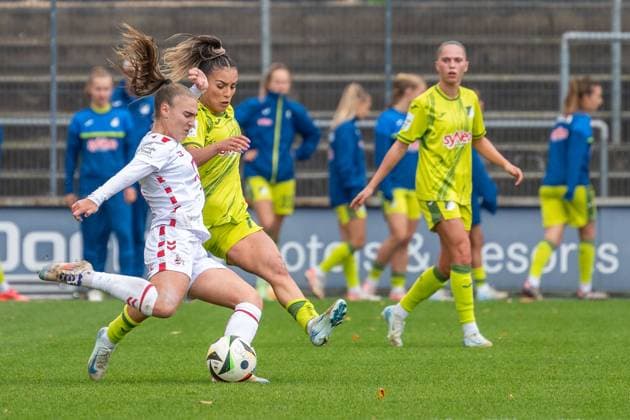 13.10.2024, Fussball: Google Pixel Frauen-Bundesliga, Saison 2024 2025, 06. Spieltag, 1. FC Köln - TSG Hoffenheim im Franz-Kremer-Stadion in Köln. Zweikampf zwischen Alena Bienz (1. FC Köln, 11) und Ereleta Memeti (TSG Hoffenheim, 07). Wichtiger Hinweis: Gemaess den Vorgaben der DFL Deutsche Fussball Liga bzw. des DFB Deutscher Fussball-Bund ist es untersagt, in dem Stadion und oder vom Spiel angefertigte Fotoaufnahmen in Form von Sequenzbildern und oder videoaehnlichen Fotostrecken zu verwerten bzw. verwerten zu lassen. Foto: Kirchner-Media TH Copyright: xKirchner-Media THx