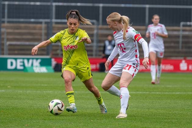 13.10.2024, Fussball: Google Pixel Frauen-Bundesliga, Saison 2024 2025, 06. Spieltag, 1. FC Köln - TSG Hoffenheim im Franz-Kremer-Stadion in Köln. Zweikampf zwischen Ereleta Memeti (TSG Hoffenheim, 07) und Anna Gerhardt (1. FC Koeln, 21). Wichtiger Hinweis: Gemaess den Vorgaben der DFL Deutsche Fussball Liga bzw. des DFB Deutscher Fussball-Bund ist es untersagt, in dem Stadion und oder vom Spiel angefertigte Fotoaufnahmen in Form von Sequenzbildern und oder videoaehnlichen Fotostrecken zu verwerten bzw. verwerten zu lassen. Foto: Kirchner-Media TH Copyright: xKirchner-Media THx