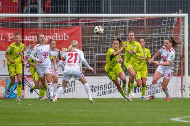 13.10.2024, Fussball: Google Pixel Frauen-Bundesliga, Saison 2024 2025, 06. Spieltag, 1. FC Köln - TSG Hoffenheim im Franz-Kremer-Stadion in Köln. Ereleta Memeti (TSG Hoffenheim, 07) hat den Ball aus der Gefahrenzone unter Druck von Adriana Achcinska (1. FC Köln, 09) geklaert. Wichtiger Hinweis: Gemaess den Vorgaben der DFL Deutsche Fussball Liga bzw. des DFB Deutscher Fussball-Bund ist es untersagt, in dem Stadion und oder vom Spiel angefertigte Fotoaufnahmen in Form von Sequenzbildern und oder videoaehnlichen Fotostrecken zu verwerten bzw. verwerten zu lassen. Foto: Kirchner-Media TH Copyright: xKirchner-Media THx