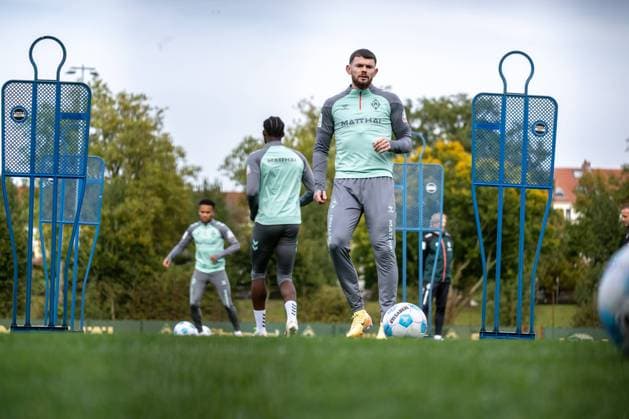 GER, 1.FBL, Werder Bremen Training 14.10.2024, Trainingsgelaende am WESERSTADION - Platz 4 5, Bremen, GER, 1.FBL, Werder Bremen Training Oliver Burke (Werder Bremen 15); Einzelaktion, Ganzkörper Ganzkoerper Ball am Fuss,
