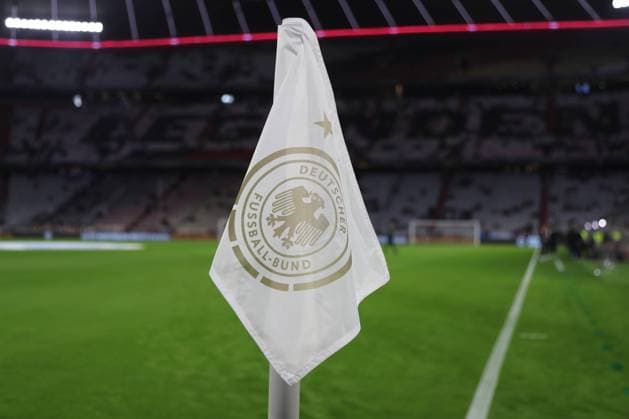München, Deutschland, 14. Oktober 2024: Fussball, Herren, UEFA Nations League, Deutschland - Niederlande, Gruppe A3, Allianz Arena Hier eine Eckfahne mit dem Logo und Schriftzug des DFB, Deutscher Fussballbund, Symbolbild