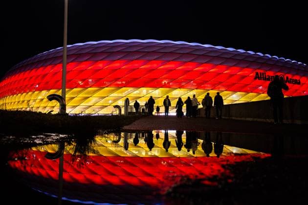 Bilder des Jahres 2024, Sport 10 Oktober Sport Themen der Woche KW42 Sport Bilder des Tages 14.10.2024, Deutschland vs. Niederlande, Nations League 4. Spieltag, Gruppe C Allianz Arena Aussenansicht bei Nacht, Deutschland Farben Allianz Arena, Schwarz Rot Gold Wichtiger Hinweis: Gemaess den Vorgaben der DFL Deutsche Fussball Liga bzw. des DFB Deutscher Fussball-Bund ist es untersagt, in dem Stadion und oder vom Spiel angefertigte Fotoaufnahmen in Form von Sequenzbildern und oder videoaehnlichen Fotostrecken zu verwerten Foto: Bahho Kara Kirchner-Media *** 14 10 2024, Germany vs Netherlands, Nations League 4 Matchday, Group C Allianz Arena Exterior view at night, Germany Colors Allianz Arena, Black Red Gold Important note According to the regulations of the DFL German Football League and the DFB German Football Association, it is prohibited to use photographs taken in the stadium and or of the game in the form of sequential images and or video-like photo series Photo Bahho Kara Kirchner Media Copyright: xBahhoxKara Kirchner-Mediax