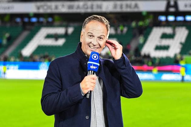Fußball I Frauen I Saison 2024-2025 I Bundesliga I 6. Spieltag I VfL Wolfsburg - FC Bayern München I 12.10.2024 Claus Lufen am ARD Mikrofon Freisteller, Nahaufnahme, Porträt, Portrait, Einzelfoto, Einzelbild, Körper Halbportrait Wolfsburg AOK Stadion Niedersachsen Deutschland *** Soccer I Women I Season 2024 2025 I Bundesliga I 6 Matchday I VfL Wolfsburg FC Bayern Munich I 12 10 2024 Claus Lufen on ARD Microphone Crop, close-up, portrait, portrait, single photo, single image, body half portrait Wolfsburg AOK Stadium Lower Saxony Germany Copyright: xLobeca InesxHähnelx