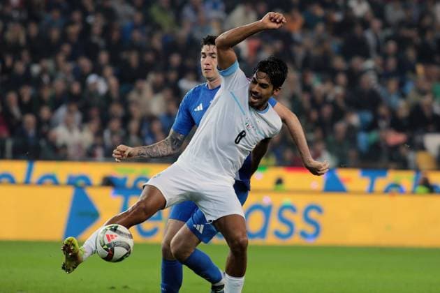 israel s dor peretz fights for the ball with italian s alessandro bastoni during the Nations league soccer match between Italia and Israele at the Bluenergy Stadium in Udine, north east Italy - Monday, October 14,2024 - soccer  Copyright: xAndreaxBressanutti LaPressex