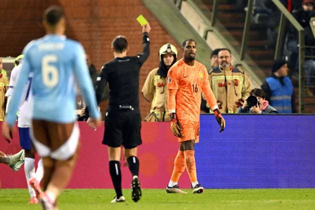 BRUSSELS - (l-r) Referee Irfan Peljto, France goalkeeper Mike Maignan during the UEFA Nations League match between Belgium and France at the King Baudouin Stadium on Oct. 14, 2024 in Brussels, Belgium. ANP Hollandse Hoogte UEFA Nations League 2024 25 League A Group A2 2024 25 xVIxANPxSportx xGerritxvanxKeulenxIVx 510907517 originalFilename: 510907517.jpg