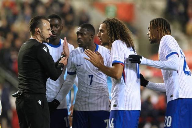 (241015) -- BRUSSELS, Oct. 15, 2024 -- Players of France talk with the referee Irfan Peljto (1st L) during the UEFA Nations League 2024 25 League A Group A2 football match between Belgium and France in Brussels, Belgium, Oct. 14, 2024. ) (SP)BELGIUM-BRUSSELS-FOOTBALL-UEFA NATIONS LEAGUE A-BELGIUM VS FRANCE ZhaoxDingzhe 