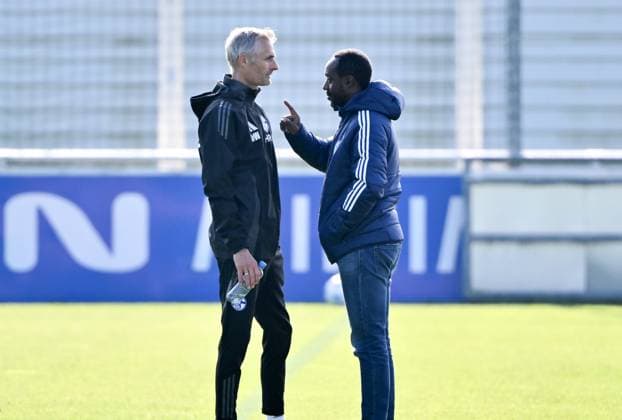 Sport Bilder des Tages Trainer Kees van Wonderen (FC Schalke 04), li., und Ben Manga (Sportdirektor Schalke 04) 15.10.2024, Fussball Saison 2024 2025, 2. Bundesliga, Training FC Schalke 04 Gelsenkirchen Trainingsgelände Nordrhein Westfalen Deutschland *** Coach Kees van Wonderen FC Schalke 04 , left , and Ben Manga Sports Director Schalke 04 15 10 2024, Football season 2024 2025, 2 Bundesliga, Training FC Schalke 04 Gelsenkirchen Training ground North Rhine-Westphalia Germany Team2