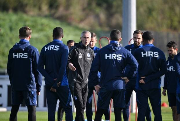 Trainer Kees van Wonderen (FC Schalke 04), mi., gibt den Spielern Anweisungen 15.10.2024, Fussball Saison 2024 2025, 2. Bundesliga, Training FC Schalke 04 Gelsenkirchen Trainingsgelände Nordrhein Westfalen Deutschland *** Coach Kees van Wonderen FC Schalke 04 , mi , gives instructions to the players 15 10 2024, Football season 2024 2025, 2 Bundesliga, Training FC Schalke 04 Gelsenkirchen Training ground North Rhine-Westphalia Germany Team2
