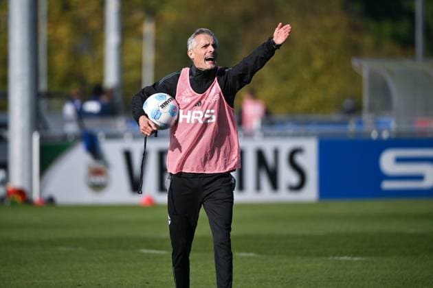 Trainer Kees van Wonderen (FC Schalke 04) 15.10.2024, Fussball Saison 2024 2025, 2. Bundesliga, Training FC Schalke 04 Gelsenkirchen Trainingsgelände Nordrhein Westfalen Deutschland *** Coach Kees van Wonderen FC Schalke 04 15 10 2024, Football season 2024 2025, 2 Bundesliga, Training FC Schalke 04 Gelsenkirchen Training ground North Rhine-Westphalia Germany Team2