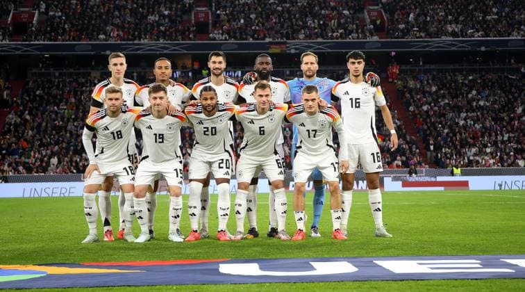 BAU 14.10..2024 München Fußball Länderspiel Deutschland vs. Niederlande, Mannschaftsfoto Deutschland, vordere Reihe v.l. Maximilian Mittelstädt, Angelo Stiller, Serge Gnabry, Joshua Kimmich, Florian Wirtz, hintere Reihe v.l. Nico Schlotterbeck, Jamie Leweling, Tim Kleindienst, Antonio Rüdiger, Oliver Baumann, Aleksandar Pavlovic (GER)