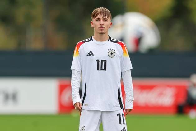 Lennart Karl (Germany) schaut, UEFA Under-17 Qualification Group 7, Czechia vs Germany, DFB Campus am 15. October 2024 in Frankfurt am Main, Deutschland. (Foto von Marco Steinbrenner DeFodi Images) Lennart Karl (Germany) looks on, UEFA Under-17 Qualification Group 7, Czechia vs Germany, DFB Campus, October 15, 2024 in Frankfurt am Main, Germany. (Photo by Marco Steinbrenner DeFodi Images) DFB DFL REGULATIONS PROHIBIT ANY USE OF PHOTOGRAPHS AS IMAGE SEQUENCES AND OR QUASI-VIDEO. not used in POL SRB CRO FRA GBR NED ITA USA Defodi-700_deutsch-tschech_20241015_215