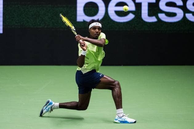 241015 Elias Ymer of Sweden competes in a men s singles tennis match during day 4 of the ATP, Tennis Herren 250 Nordic Open on October 15, 2024 in Stockholm. Photo: Emma Wallskog BILDBYRAN COP 320 EW0443 tennis tennis atp 250 nordic open day 4 bbeng Copyright: EMMAxWALLSKOG BB241015EW012