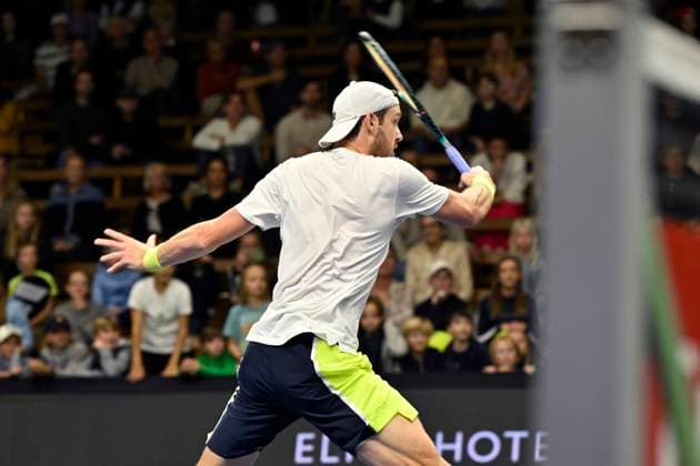 STOCKHOLM, SVERIGE 20241015 Nicolas Jarry, Chile slar in matchbollen i mötet mot Elias Ymer i Nordic Open pa Centre Court i Kungliga Tennishallen. STOCKHOLM SVERIGE x10060x