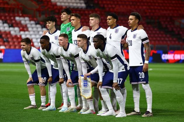 Bristol, England, 15th October 2024. Players of England Under-21s pose for a team photograph prior to the UEFA European Under-21 Championship Qualifier match at Ashton Gate, Bristol. Picture credit should read: Annabel Lee-Ellis Sportimage EDITORIAL USE ONLY. No use with unauthorised audio, video, data, fixture lists, club league logos or live services. Online in-match use limited to 120 images, no video emulation. No use in betting, games or single club league player publications. SPI-3382-0005