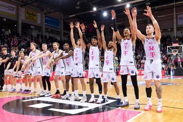 Bilder des Jahres 2024, Sport 10 Oktober Sport Themen der Woche KW42 Jubel nach dem Sieg, v.r.n.l. Thomas KENNEDY (BON 54), Jonathan BAEHRE (BÄHRE) (BON 1), Darius MCGHEE (BON 0), Rivaldo SOARES (BON 5), Angelo ALLEGRI (BON 6), Phlandrous FLEMING JR. (BON 4), Till PAPE (BON 19), Bodie HUME (BON 13), Lars THIEMANN (BON 21) und Sam GRIESEL (BON 2), Freude, Lachen. Endstand 93:74, Basketball Champions League Telekom Baskets Bonn-AEK Besson BC Athen BONN vs AEK Regular Season Gruppe E, im T E L E K O M D O M E, am 15.10.2024 Â *** Cheering after the victory, f r n l Thomas KENNEDY BON 54 , Jonathan BAEHRE BÄHRE BON 1 , Darius MCGHEE BON 0 , Rivaldo SOARES BON 5 , Angelo ALLEGRI BON 6 , Phlandrous FLEMING JR BON 4 , Till PAPE BON 19 , Bodie HUME BON 13 , Lars THIEMANN BON 21 and Sam GRIESEL BON 2 , joy, laughter final score 93 74, Basketball Champions League Telekom Baskets Bonn AEK Besson BC Athens BONN vs AEK Regular Season Group E, at T E L E K O M D O M E, on 15 10 2024 Â