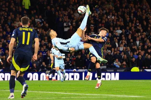 Sport Themen der Woche KW42 Sport Bilder des Tages 15th October 2024; Hampden Park, Glasgow, Scotland: Nations League Group A Football, Scotland versus Portugal; Cristiano Ronaldo of Portugal has an overhead kick attempt at goal  ActionPlus12703720 DavidxYoung