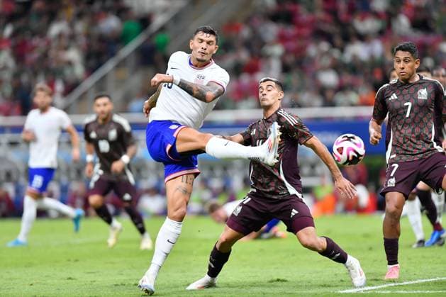 Fußball, Länderspiel, Mexiko - USA RECORD DATE NOT STATED Seleccion Mexicana 2024 Mexico vs United States Brandon Vazquez (L) fo USA fights f the ball with German Berterame (R) of Mexico during the game International Friendly, Länderspiel, Nationalmannschaft between Mexican national team, Nationalteam (Mexico) and United States (USA) at Akron Stadium, on October 15, 2024, Guadalajara, Jalisco, Mexico. GUADALAJARA JALISCO MEXICO Copyright: xLuisxFernandoxTorisx 20241015231131_SNM_MEX_USA_VAZQUEZ280