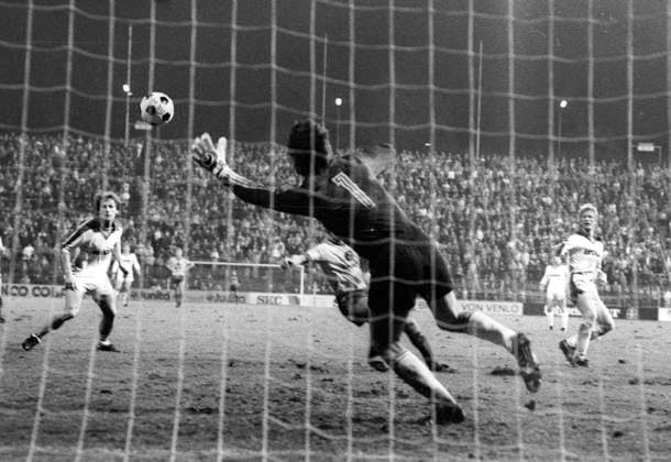 Borussia Mönchengladbach - Eintracht Braunschweig 10:0 11.10.1984 Tor 9:0 durch Helmut Rahn, Torwart Waldemar Josef (Eintracht) ist geschlagen *** Borussia Mönchengladbach Eintracht Braunschweig 10 0 11 10 1984 Goal 9 0 by Helmut Rahn, goalkeeper Waldemar Josef Eintracht is beaten HM