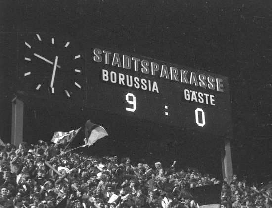Borussia Mönchengladbach - Eintracht Braunschweig 10:0 11.10.1984 Anzeigetafel mit dem 9:0 Zwischenstand *** Borussia Mönchengladbach Eintracht Braunschweig 10 0 11 10 1984 Scoreboard with the 9 0 intermediate score HM