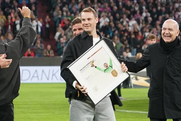 Manuel Neuer beim Abschied mit seiner Urkunde und DFB Präsident Bernd Neuendorf - München 14.10.2024: Deutschland vs. Niederlande, Nations League, 4. Spieltag