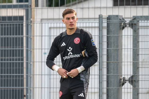 16.10.2024, Fussball: 2. Bundesliga, Saison 2024 2025, öffentliches Training, Fortuna Düsseldorf auf dem Trainingsgelände an der Merkur Spiel-Arena in Düsseldorf. Robert Kwasigroch (Fortuna Duesseldorf, 01) kommt auf den Platz. Foto: Kirchner-Media TH Copyright: xKirchner-Media THx