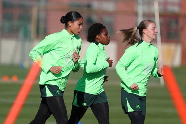 VfL vs. Olympique Lyon, CL Frauen, Vorberichte Wolfsburg, 16.10.2024, FUßBALL - VfL Wolfsburg vs. Olympique Lyon, Gruppenrunde Champions League Frauen, Saison 2024 25. VfL Wolfsburg Abschlusstraining, Sveindis Jonsdottir (VfL Wolfsburg), Lineth Beerensteyn (VfL Wolfsburg), Lynn Wilms (VfL Wolfsburg) Wolfsburg