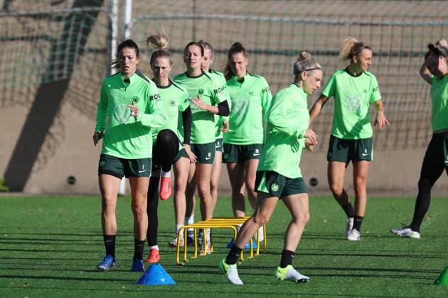 VfL vs. Olympique Lyon, CL Frauen, Vorberichte Wolfsburg, 16.10.2024, FUßBALL - VfL Wolfsburg vs. Olympique Lyon, Gruppenrunde Champions League Frauen, Saison 2024 25. VfL Wolfsburg Abschlusstraining, Svenja Huth (VfL Wolfsburg), Chantal Hagel (VfL Wolfsburg) Wolfsburg