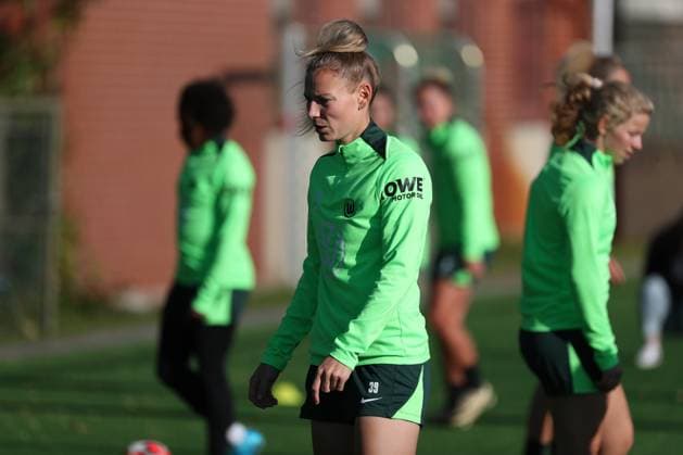VfL vs. Olympique Lyon, CL Frauen, Vorberichte Wolfsburg, 16.10.2024, FUßBALL - VfL Wolfsburg vs. Olympique Lyon, Gruppenrunde Champions League Frauen, Saison 2024 25. VfL Wolfsburg Abschlusstraining, Sarai Linder (VfL Wolfsburg) Wolfsburg