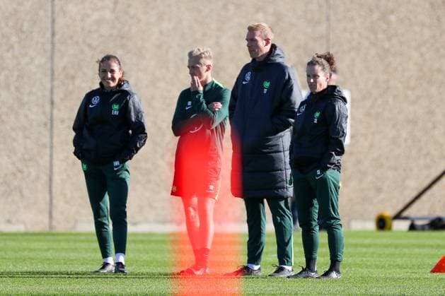 VfL vs. Olympique Lyon, CL Frauen, Vorberichte Wolfsburg, 16.10.2024, FUßBALL - VfL Wolfsburg vs. Olympique Lyon, Gruppenrunde Champions League Frauen, Saison 2024 25. VfL Wolfsburg Abschlusstraining, Carin Bakhuis (VfL Wolfsburg, Sabrina Eckhoff (VfL Wolfsburg), Cheftrainer Tommy Stroot (VfL Wolfsburg), Olivier Dijk Wolfsburg
