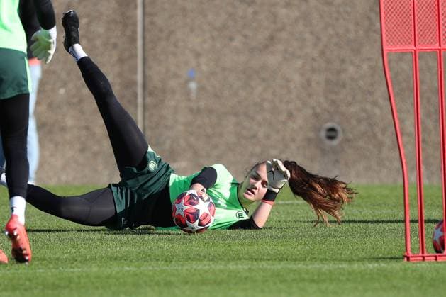 VfL vs. Olympique Lyon, CL Frauen, Vorberichte Wolfsburg, 16.10.2024, FUßBALL - VfL Wolfsburg vs. Olympique Lyon, Gruppenrunde Champions League Frauen, Saison 2024 25. VfL Wolfsburg Abschlusstraining, Torfrau Nelle Smolarczyk (VfL Wolfsburg) Wolfsburg