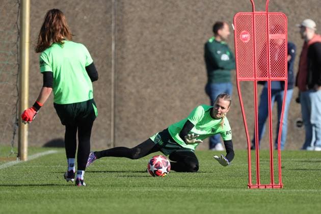 VfL vs. Olympique Lyon, CL Frauen, Vorberichte Wolfsburg, 16.10.2024, FUßBALL - VfL Wolfsburg vs. Olympique Lyon, Gruppenrunde Champions League Frauen, Saison 2024 25. VfL Wolfsburg Abschlusstraining, Torfrau Merle Frohms (VfL Wolfsburg) Wolfsburg