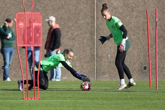VfL vs. Olympique Lyon, CL Frauen, Vorberichte Wolfsburg, 16.10.2024, FUßBALL - VfL Wolfsburg vs. Olympique Lyon, Gruppenrunde Champions League Frauen, Saison 2024 25. VfL Wolfsburg Abschlusstraining, Torfrau Merle Frohms (VfL Wolfsburg) Wolfsburg