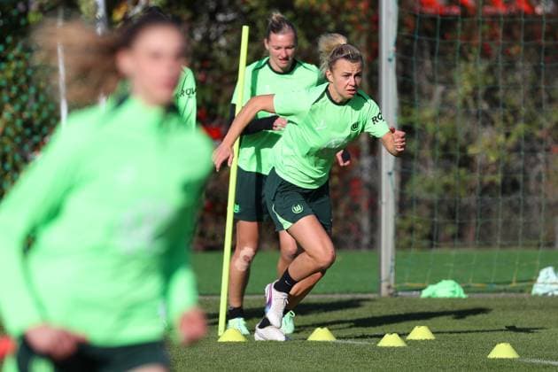 VfL vs. Olympique Lyon, CL Frauen, Vorberichte Wolfsburg, 16.10.2024, FUßBALL - VfL Wolfsburg vs. Olympique Lyon, Gruppenrunde Champions League Frauen, Saison 2024 25. VfL Wolfsburg Abschlusstraining, Lena Lattwein (VfL Wolfsburg), Alexandra Popp (VfL Wolfsburg) Wolfsburg