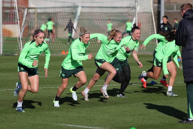 VfL vs. Olympique Lyon, CL Frauen, Vorberichte Wolfsburg, 16.10.2024, FUßBALL - VfL Wolfsburg vs. Olympique Lyon, Gruppenrunde Champions League Frauen, Saison 2024 25. VfL Wolfsburg Abschlusstraining, Lynn Wilms (VfL Wolfsburg), Svenja Huth (VfL Wolfsburg), Marina Hegering (VfL Wolfsburg) Wolfsburg