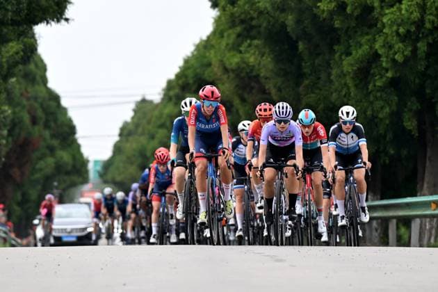 (241016) -- SHANGHAI, Oct. 16, 2024 -- Cyclists compete during the second stage of the 2024 Tour of Chongming Island in Shanghai, east China, Oct. 16, 2024 (Photo by Xinhua) (SP)CHINA-SHANGHAI Road cycling, Rad, Radsport, Strasse 2024 TOUR OF CHONGMING ISLAND (CN) ChenxHaoming 