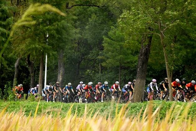 (241016) -- SHANGHAI, Oct. 16, 2024 -- Cyclists compete during the second stage of the 2024 Tour of Chongming Island in Shanghai, east China, Oct. 16, 2024 (Photo by Xinhua) (SP)CHINA-SHANGHAI Road cycling, Rad, Radsport, Strasse 2024 TOUR OF CHONGMING ISLAND (CN) ChenxHaoming 