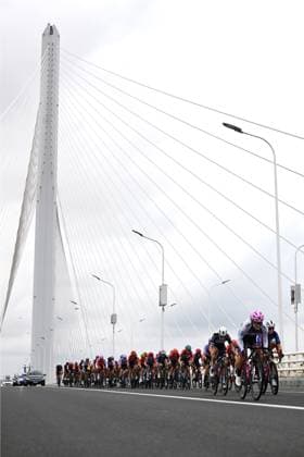 (241016) -- SHANGHAI, Oct. 16, 2024 -- Cyclists compete during the second stage of the 2024 Tour of Chongming Island in Shanghai, east China, Oct. 16, 2024 (Photo by Xinhua) (SP)CHINA-SHANGHAI Road cycling, Rad, Radsport, Strasse 2024 TOUR OF CHONGMING ISLAND (CN) ChenxHaoming 