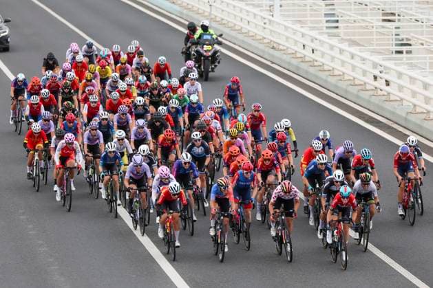 (241016) -- SHANGHAI, Oct. 16, 2024 -- Cyclists compete during the second stage of the 2024 Tour of Chongming Island in Shanghai, east China, Oct. 16, 2024 ) (SP)CHINA-SHANGHAI Road cycling, Rad, Radsport, Strasse 2024 TOUR OF CHONGMING ISLAND (CN) WangxXiang 