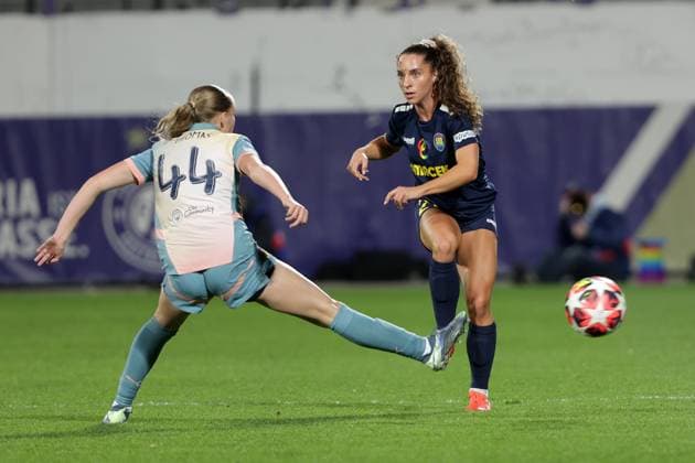 WOMEN SOCCER - UEFA CL, St.Poelten vs Man.City VIENNA,AUSTRIA,16.OCT.24 - WOMEN SOCCER - UEFA Women s Champions League, group stage, SKN Sankt Poelten vs Manchester City. Image shows Codie Thomas (Man.City) and Izabela Krizaj (St.Poelten).  GEPAxpictures xWalterxLuger