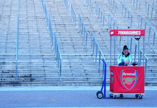 Bilder des Jahres 2024, Sport 10 Oktober Sport Themen der Woche KW42 Sport Bilder des Tages The Arsenal Women FC programmes seller is seen outside the Arsenal Stadium prior to the UEFA Women s Champions league match between Arsenal Women FC and Valerenga Arsenal Women v Valerenga Women, UEFA Women s Champions League, Group C, Emirates Stadium, London, UK - 16 Oct 2024 Editorial use only  Copyright: xJavierxGarcia Shutterstockx 14783004j