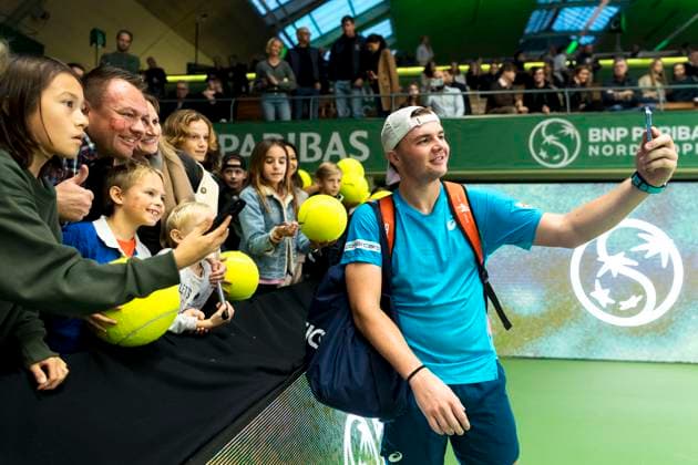 241016 Dominic Stricker of Switzerland celebrates with young supporters after competing in a men s singles tennis match during day 5 of the ATP, Tennis Herren 250 Nordic Open on October 16, 2024 in Stockholm. Photo: Sara Damne BILDBYRAN kod SD SD0014 tennis atp 250 nordic open day 5 bbeng jubel publik ungdom Copyright: SARAxDAMNE BB241016SD040