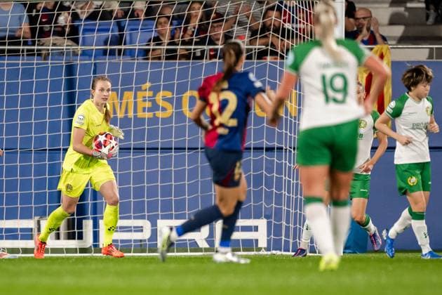 241016 Goalkeeper Anna Tamminen of Hammarby during the Women s Champions League football match between Barcelona and Hammarby on October 16, 2024 in Barcelona. Photo: Johanna Säll BILDBYRAN kod JL JL0454 fotboll football soccer fotball uefa womens champions league barcelona hammarby dam bbeng Copyright: JOHANNAxSÄLL BB241016BB695