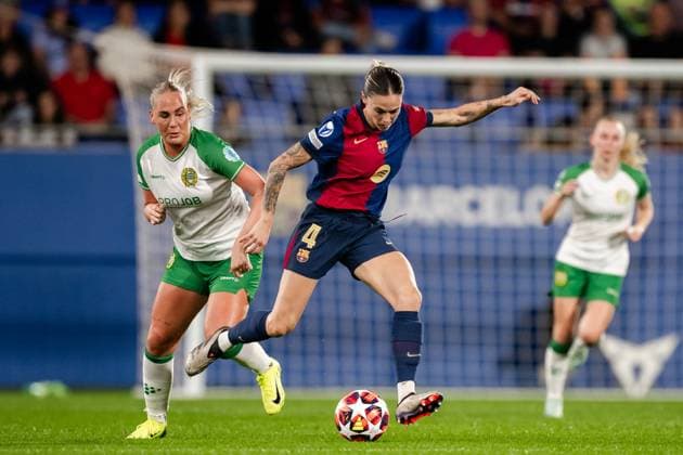 241016 Cathinka Tandberg of Hammarby and Maria Leon of Barcelona during the Women s Champions League football match between Barcelona and Hammarby on October 16, 2024 in Barcelona. Photo: Johanna Säll BILDBYRAN kod JL JL0454 fotboll football soccer fotball uefa womens champions league barcelona hammarby dam bbeng Copyright: JOHANNAxSÄLL BB241016BB696