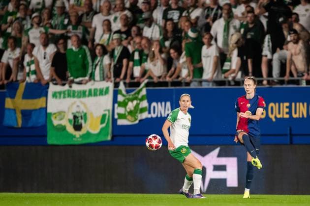 241016 Jonna Andersson of Hammarby and Caroline Graham Hansen of Barcelona during the Women s Champions League football match between Barcelona and Hammarby on October 16, 2024 in Barcelona. Photo: Johanna Säll BILDBYRAN kod JL JL0454 fotboll football soccer fotball uefa womens champions league barcelona hammarby dam bbeng Copyright: JOHANNAxSÄLL BB241016BB706
