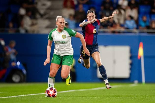 241016 Cathinka Tandberg of Hammarby and Maria Leon of Barcelona during the Women s Champions League football match between Barcelona and Hammarby on October 16, 2024 in Barcelona. Photo: Johanna Säll BILDBYRAN kod JL JL0454 fotboll football soccer fotball uefa womens champions league barcelona hammarby dam bbeng Copyright: JOHANNAxSÄLL BB241016BB721