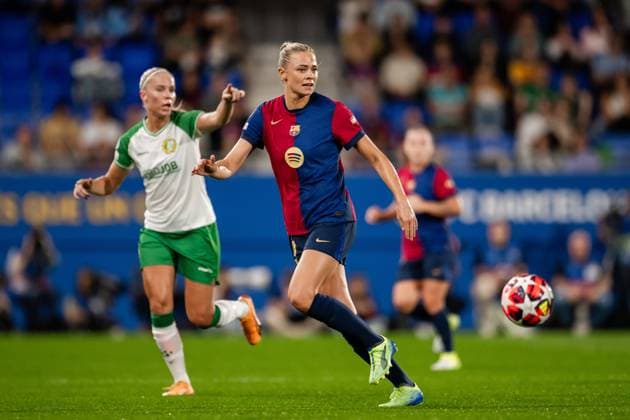 241016 Stina Lennartsson of Hammarby and Fridolina Rolfö of Barcelona during the Women s Champions League football match between Barcelona and Hammarby on October 16, 2024 in Barcelona. Photo: Johanna Säll BILDBYRAN kod JL JL0454 fotboll football soccer fotball uefa womens champions league barcelona hammarby dam bbeng Copyright: JOHANNAxSÄLL BB241016BB725