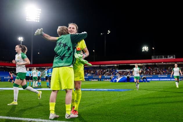 241016 Goalkeeper Moa Edrud and Anna Tamminen of Hammarby ahead of the Women s Champions League football match between Barcelona and Hammarby on October 16, 2024 in Barcelona. Photo: Johanna Säll BILDBYRAN kod JL JL0454 fotboll football soccer fotball uefa womens champions league barcelona hammarby dam bbeng Copyright: JOHANNAxSÄLL BB241016BB753
