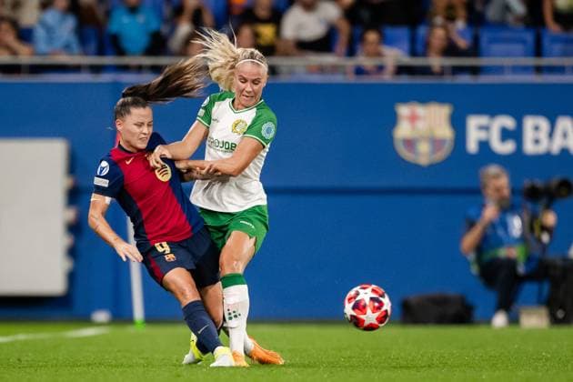 241016 Claudia Pina of Barcelona and Stina Lennartsson of Hammarby during the Women s Champions League football match between Barcelona and Hammarby on October 16, 2024 in Barcelona. Photo: Johanna Säll BILDBYRAN kod JL JL0454 fotboll football soccer fotball uefa womens champions league barcelona hammarby dam bbeng Copyright: JOHANNAxSÄLL BB241016BB758