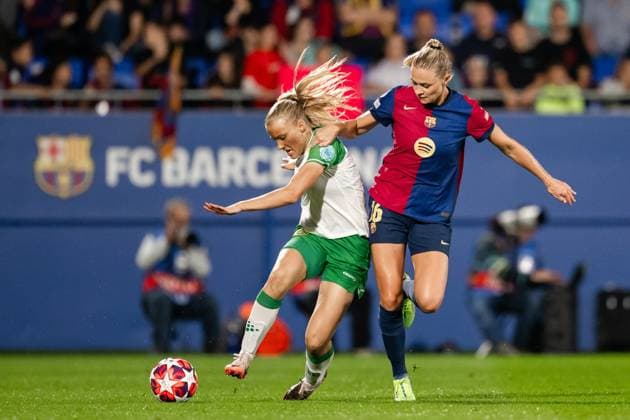 241016 Smilla Holmberg of Hammarby and Fridolina Rolfö of Barcelona during the Women s Champions League football match between Barcelona and Hammarby on October 16, 2024 in Barcelona. Photo: Johanna Säll BILDBYRAN kod JL JL0454 fotboll football soccer fotball uefa womens champions league barcelona hammarby dam bbeng Copyright: JOHANNAxSÄLL BB241016BB805